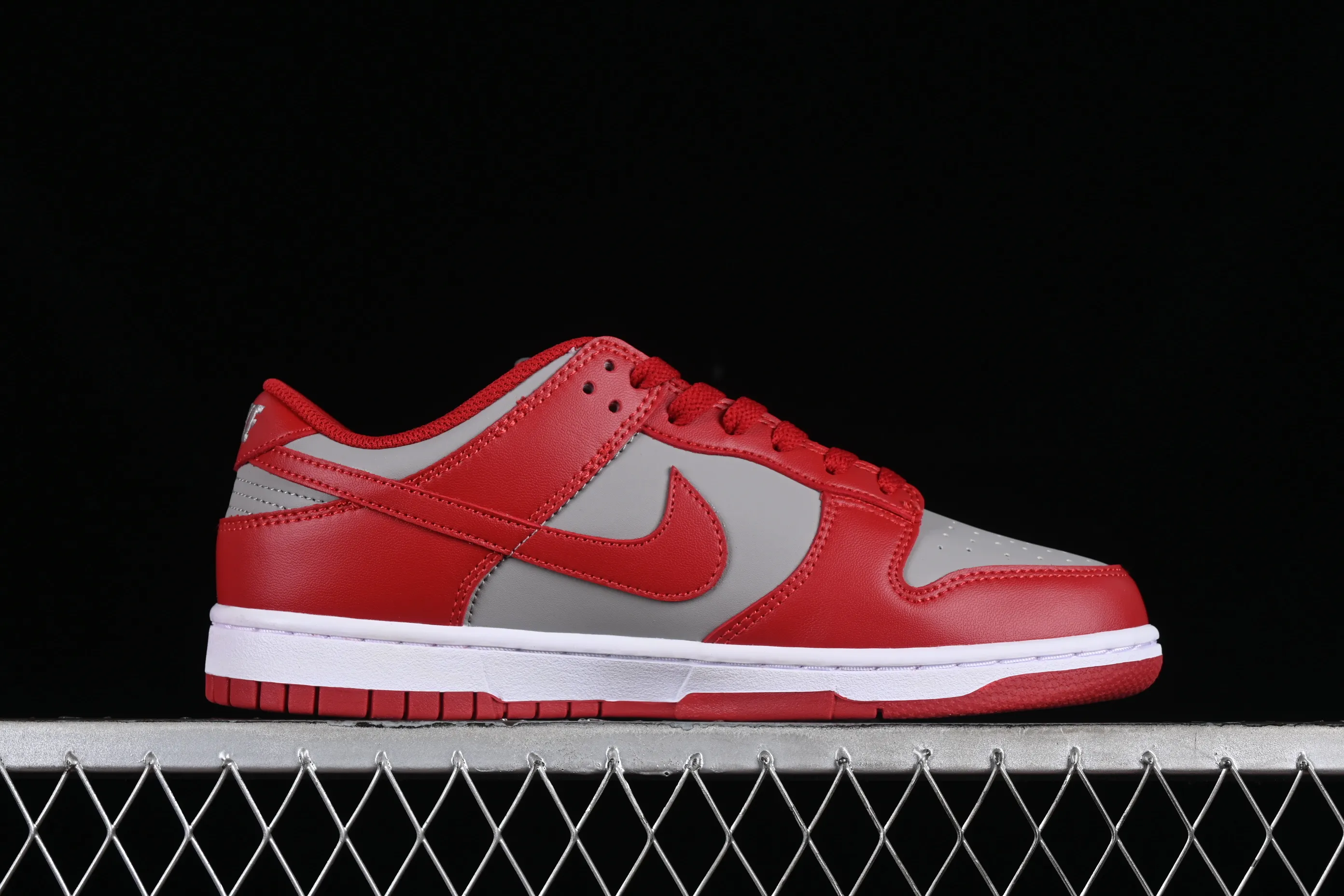 All Categories Nk SB Dunk Series Nk SB Dunk Low Low-top sneakers Nk SB Dunk Low Gray and red color Low-top casual sports skateboard shoes CW1590-0002